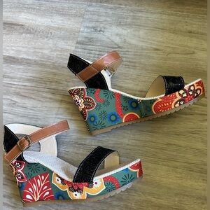 I’m selling this vacation ankle strap wedge sandals for women, size 41  US8.5